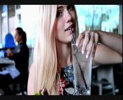 Красивая блондинка любит в себя пихать разные предметы